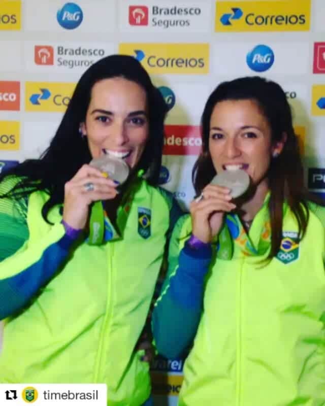 バーバラ・セイシャスのインスタグラム：「#Repost @timebrasil with @repostapp ・・・ É prata! É fome de medalha com @agathaebarbaraoficial. Quem também curtiu essa vitória brasileira na areia?! #EuSouTimeBrasil 🇧🇷💚💛💙🏅」