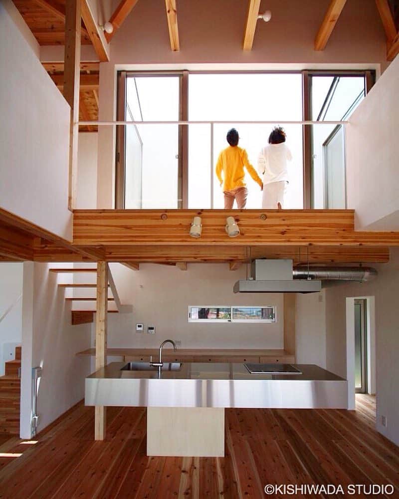 岸和田スタジオのインスタグラム：「. 感性をカタチにするということ . 建築家のつくる物語と、 あなた自身の物語が重なる時、 住まいが脈動し始める。 . 施工：岸和田スタジオ 建築家：岸本　貴信 . 詳しくは...@kishiwada_studio .  #岸和田スタジオ#kishiwadastudio#建築家#家#住宅#デザイン#アーキテクト#建築#設計#フォト#キッチン#空#個性的な家#住宅#デザイン住宅#建築家と建てる家#住まい#眺望#光と風#採光#窓#シンク#JAPANESEHOUSE t#house#design#architect#architecture#life#cool#instagood」