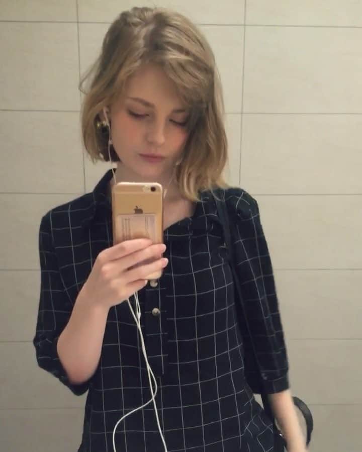 Ella Freyaのインスタグラム：「Ever feel excited and anxious at the same time? I just know it's gonna be great, but I'm also scared about not knowing what the future will be like.」