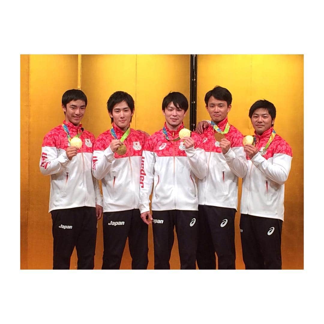 宇内梨沙さんのインスタグラム写真 - (宇内梨沙Instagram)「ついにこの5人が帰国しました✨ 「伸身の新月面が描く放物線は 栄光への架け橋だ！」の名実況とともに 団体金メダルを獲得した アテネ五輪から１２年。  5人全員が掲げる目標は「団体金メダル」 そして見事達成した、体操男子日本代表。 日本中に感動と興奮を与えてくれました。  改めてお話を聞いていても この5人には言葉を交わさずとも 信じ合い支え合うことが当たり前に できる絆があったのだと感じました。  会見後に 白井選手に少しお話を伺ったのですが 小さな頃からの「オリンピックで金メダル」 という夢を叶えた白井選手。 この先の目標を聞くと 「結果ではなく、(内村)航平さんのような人に感動を与えられる体操選手になりたい。航平さんは身近で見ていても感動してしまう。そんな体操ができるようになりたい。」 と迷いない言葉で答えてくれました。 ４年後は内村選手のあとを継ぎ オールラウンダーとして日本を 引っ張りたいという強い意志を感じました。 19歳とは思えない堂々さと 輝きが目に見えるかのようなキラキラさ これからの活躍も本当に 期待してしまいますね🤗 #体操 #白井健三 選手 #加藤凌平 選手 #内村航平 選手 #田中佑典 選手 #山室光史 選手 さて 明日はやり投げ・新井涼平選手の決勝が 朝からありますね♬ 先週の女子マラソンと同様に パブリックビューイングからの中継を 担当します😊メダル獲得に期待です♬」8月20日 22時07分 - risaunai