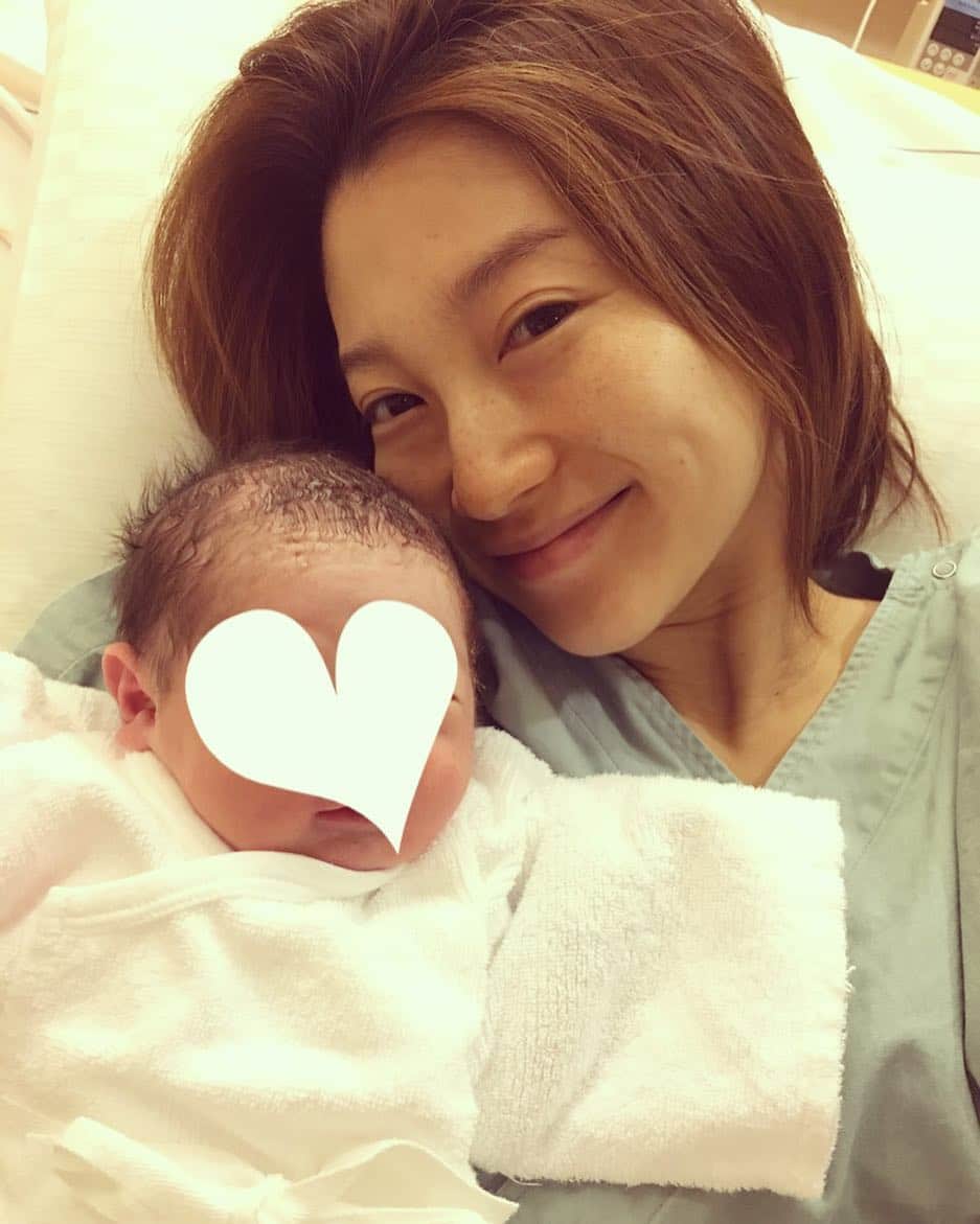 加織のインスタグラム：「娘の誕生から今日でちょうど1年5ヶ月しか経ってないのに、新生児のにおいも小ささも懐かしいな👶🏻 ちなみに元気なぼくちゃんも、娘のとき同様、パパにそっくりです❣ww  元気にスクスク育ってくれる事を、パパとママは願っています❣❣」
