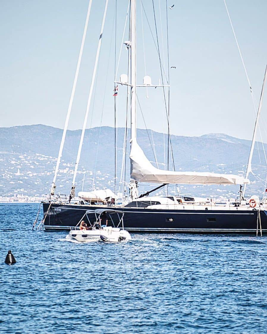 アイモリチリィのインスタグラム：「#sailboat 🔃 #piazzetta back and forth  #portofino #italia #italy #liguria #liguriansea #ig_italia #ig_liguria #volgoliguria #volgoitalia #shootingcolors #vsco #canon_photos #luxury #fashion #luxurylife #luxurylifestylemagazine #sailing #sunny #morning #sea #bluesea #igersoftheday #photooftheday #loveit」