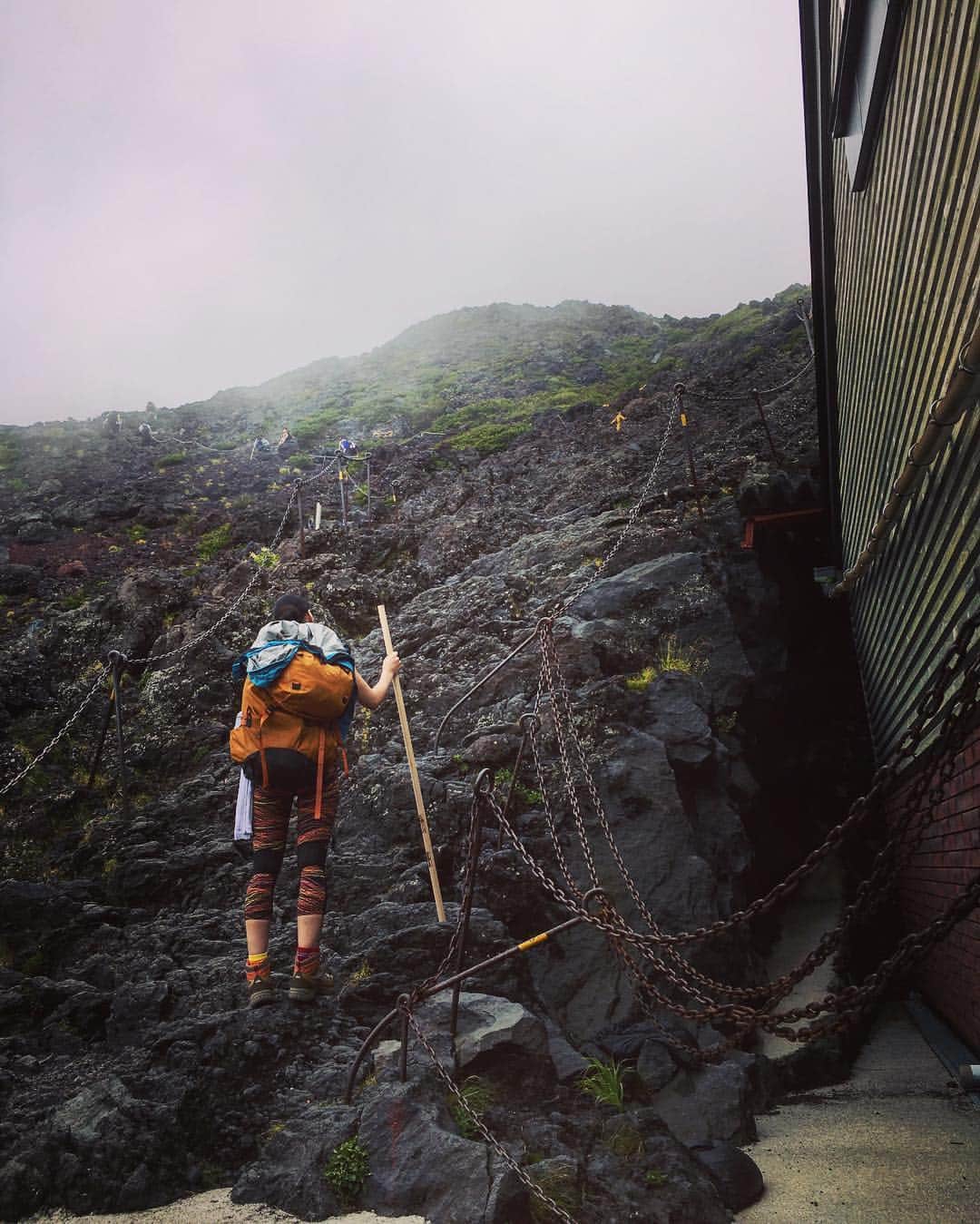 紅蘭さんのインスタグラム写真 - (紅蘭Instagram)「いい感じに岩すぎる😂  荷物カナリでかいけどお菓子しか入ってないよ💜  #紅蘭  #富士山  #富士登山 #始めての登山 #fuji」8月21日 14時31分 - kurankusakari