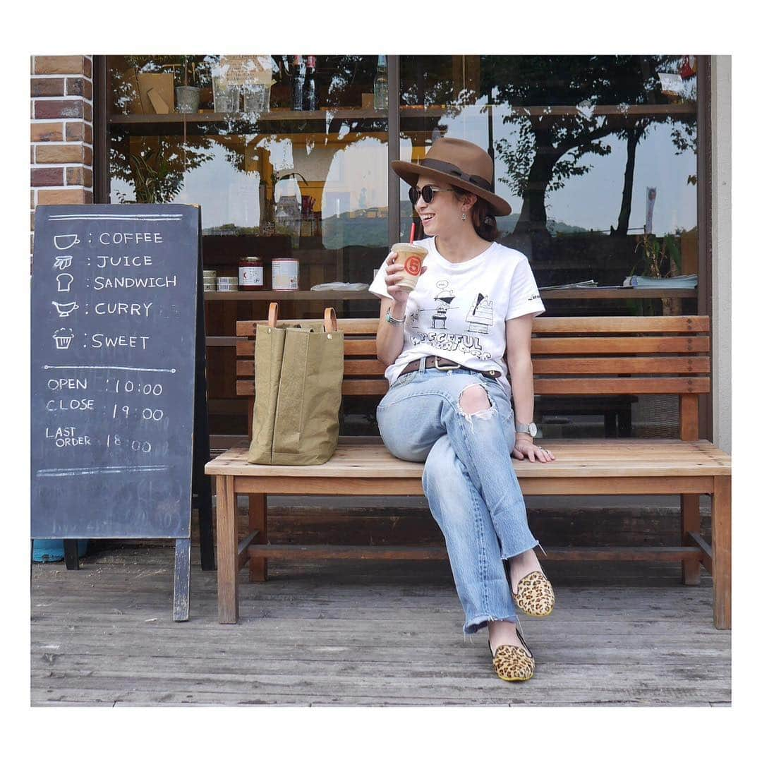 斎藤寛子さんのインスタグラム写真 - (斎藤寛子Instagram)「Tshirts…#ROLLERS .  Denim…#Levis501xx.  Coffee…#maru5.  マルゴのヘーゼルナッツのラテ。 んまっ♡. . #マルゴカフェ #🍋🍑🍓🍇🍍🍌🍏🍎#maru5deli #coordinate #ootd」8月21日 11時30分 - hiroko_1978