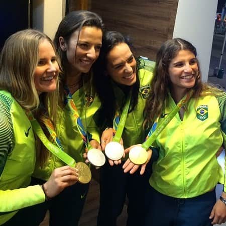 バーバラ・セイシャスのインスタグラム：「Kahena Kunze, Barbara, Agatha e Martine Grael. #Prata #Ouro #voleidepraia #vela #Rio2016 #EuSouTimeBrasil」