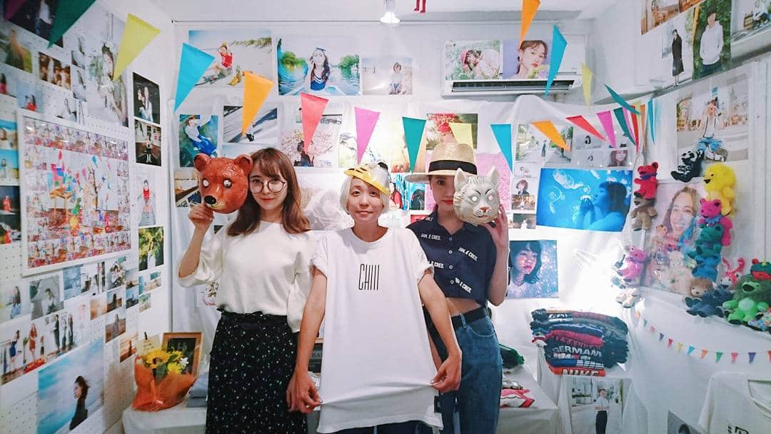平木愛美のインスタグラム：「ほんとに素敵な写真たち。。。💛💜💚💙❤ 女の子の可愛さが福ちゃんさんの手で凄いことになるのです。  可愛い空間に惹きこまれる！  #写真とりにき展 #love #cute #photo」