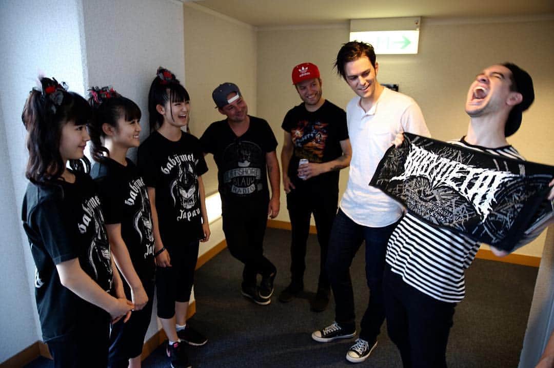 のインスタグラム：「Total fan boy. Thank you for meeting us, @babymetal_official and thank you for my new favorite towel. #summersonic」