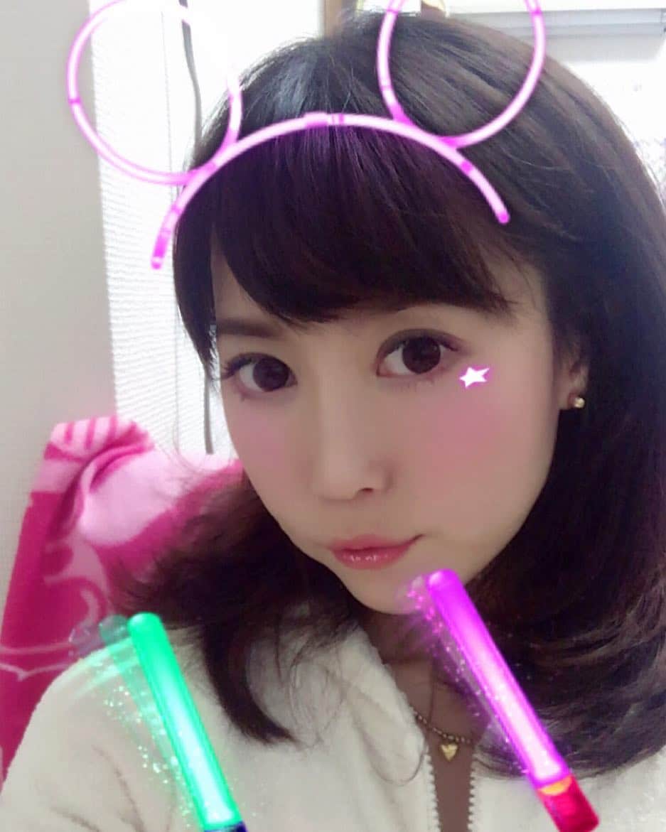 伊沢千夏のインスタグラム：「ニューアート、1日目終了〜ᕙ( ˙-˙ )ᕗ♡︎ 2日目は台風の影響で休館となります…m(_ _)m #差し入れありがとう #SNA #新作 #2日目休館ですわ #strip」