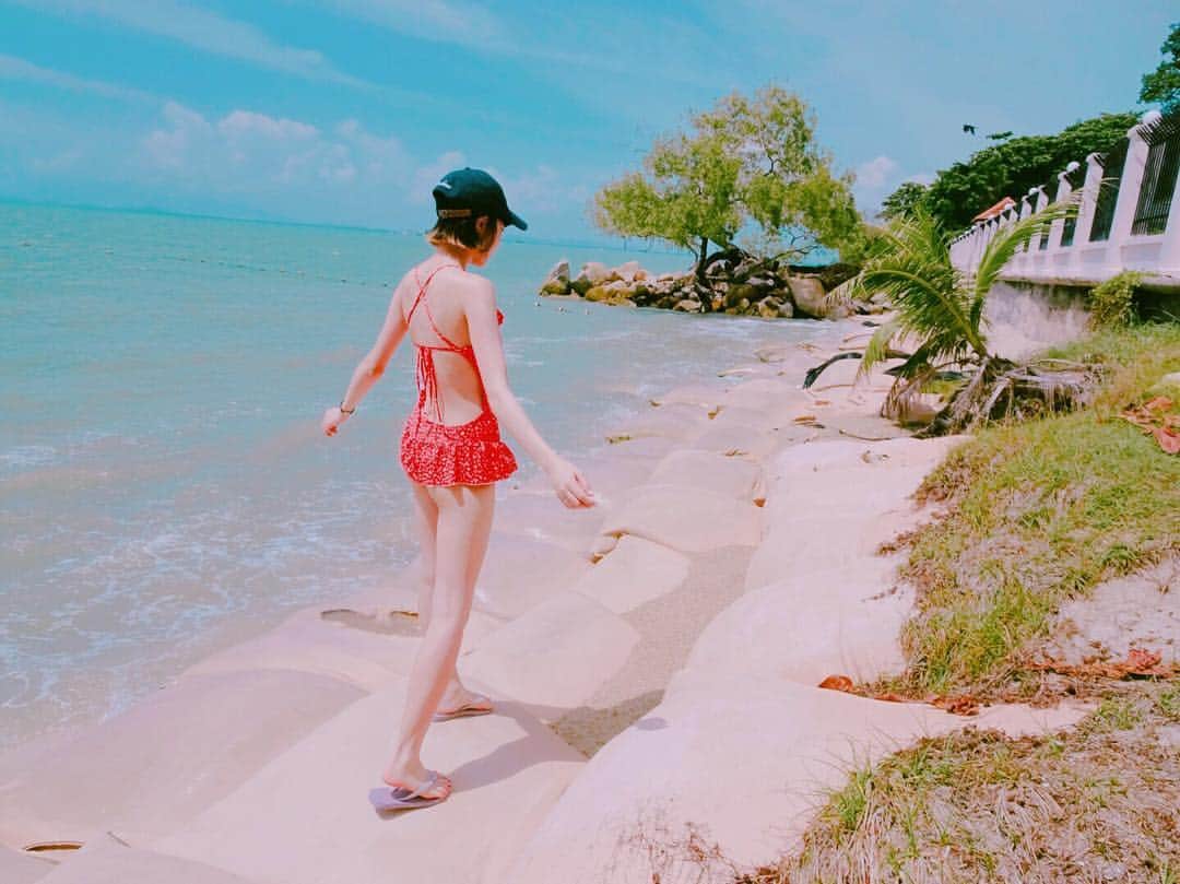 吉田菫さんのインスタグラム写真 - (吉田菫Instagram)「. . 海が大好き 夏が大好き もう好きすぎて！！！！ .  #Malaysia #summervacation  #sea #swim #満を持して #水着 #安心してください #半分でてます #日本では水着着ない主義 #すっちーのプリケツ #見せる訳にはいかん #お尻だけは自信ある #だけは #だけは」8月22日 1時09分 - sumiredooon1228