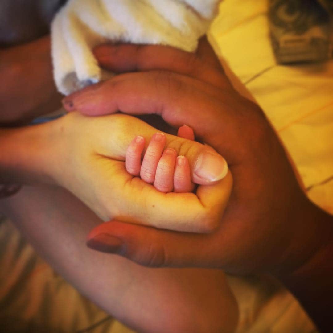 加織さんのインスタグラム写真 - (加織Instagram)「やっとパパに逢えたね❤️ このちっちゃなおててのぼくちゃんを、パパとママが全力で愛し、一生かけて守ってあげるからね👶🏻❤️❤️ #iloveyou #myson #family」8月22日 17時38分 - kaori_0723