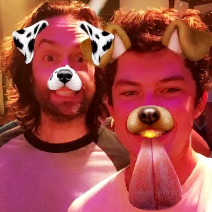 グラハム・フィリップスのインスタグラム：「Rave Dawgs w @chrisdelia Our film XOXO comes out the 26th on Netflix! #xoxothemovie」