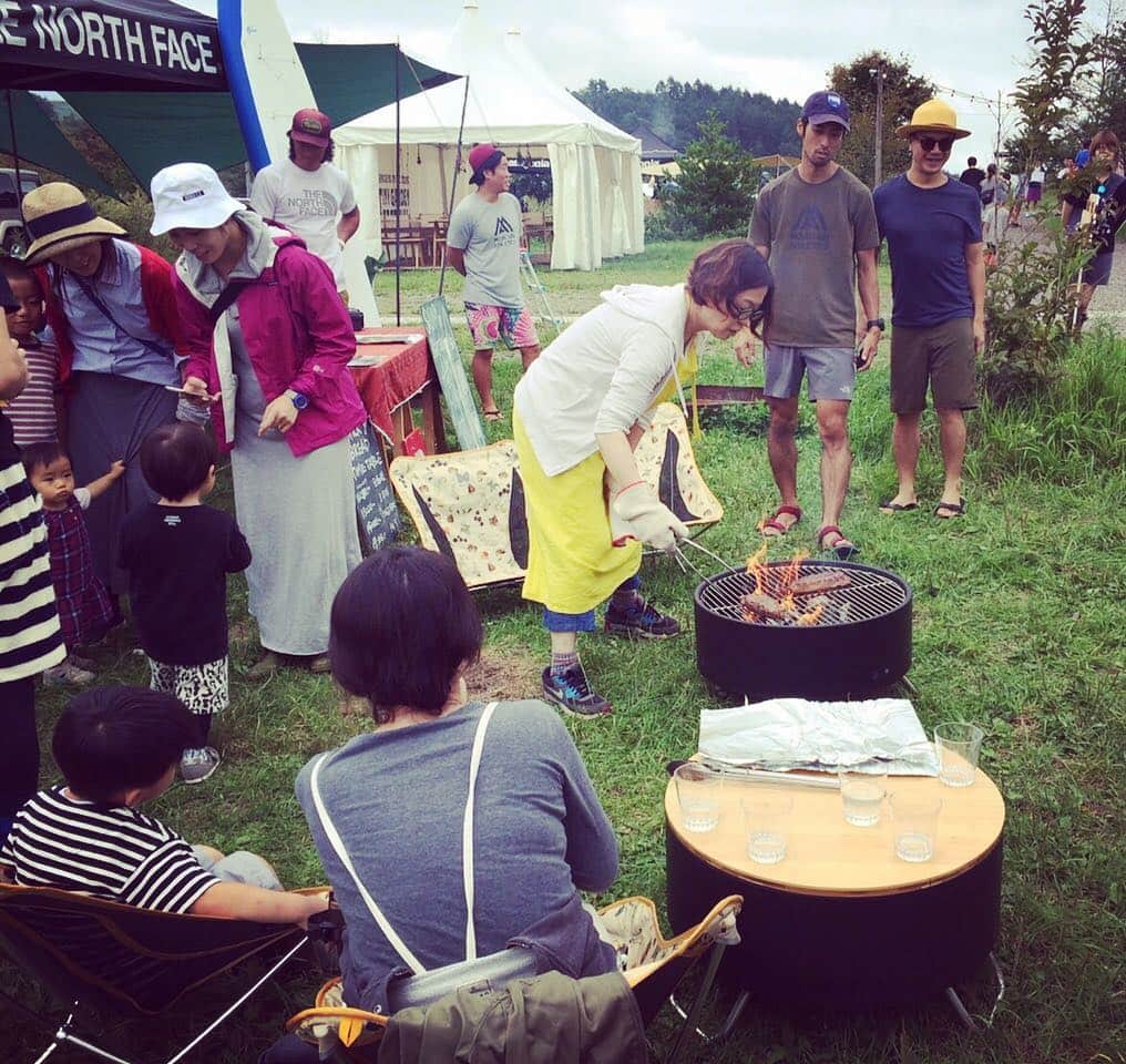 ニュージーランド牧草牛のインスタグラム：「週末に開催された音楽フェスティバル「Tiny Garden Festival - URBAN RESEARCH DOORS」。ニュージーランドのスポーツウェアブランド「アイスフレーカー」のブースではニュージーランド牧草牛がバーベキューで提供されました。いつもニュージーランド牧草牛をおいしく焼いてくださるフードコーディネーターのみなくちなほこさんが、焼き方講座とともに、サーロインを炭火でバーベキュー。青空の下、アウトドア好きの大人の方も子どももパクパクたくさん食べてくれました。 バーベキューは厚切り肉を豪快に焼くのがなんといっても最高！ ニュージーランド牧草牛は、「常温にしてから焼く」、「焼き過ぎない」、「焼いたお肉は肉汁が落ち着くまでお皿の上でホイルに包んで数分休ませてから切り分ける」がコツ。みなさんもおいしいバーベキューを楽しんでくださいね。  #ニュージーランド牧草牛#牧草牛#グラスフェッドビーフ#ビーフ#牛肉#赤身肉#ステーキ#バーベキュー#ニュージーランド#tinygardenfestival#tinygardenfestival2016#urbanresearch#northface#iceberg」