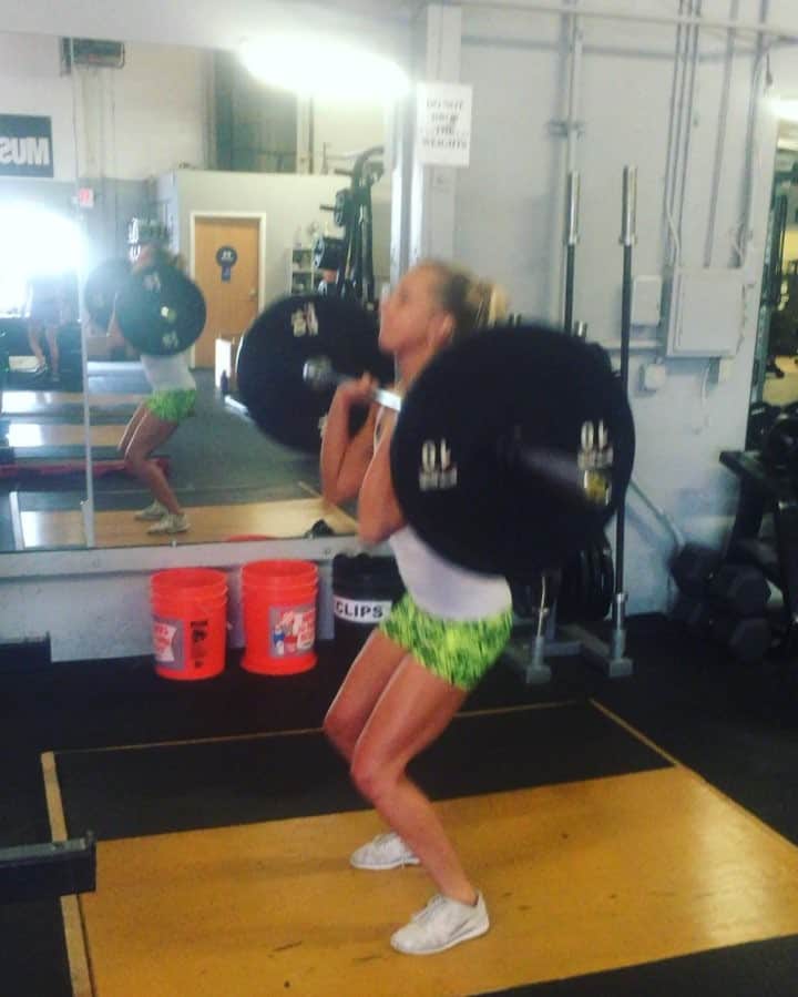 マリヤ・コロレバのインスタグラム：「First week back in the gym💪🏽Bring on the sore!! 🙈🙈 #gymtime #girlswholift #backinshape #leeego」