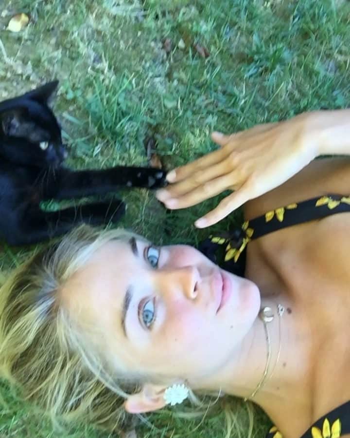 アリス・アイザズのインスタグラム：「💕」