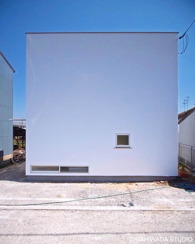 岸和田スタジオのインスタグラム：「. 感性をカタチにするということ . 建築家のつくる物語と、 あなた自身の物語が重なる時、 住まいが脈動し始める。 . 施工：岸和田スタジオ 建築家：岸本　貴信 . 詳しくは...@kishiwada_studio .  #岸和田スタジオ#kishiwadastudio#建築家#家#住宅#デザイン#アーキテクト#建築#設計#フォト#青空#空#個性的な家#住宅#デザイン住宅#建築家と建てる家#住まい#眺望#光と風#採光#窓#JAPANESEHOUSE t#house#design#architect#architecture#life#cool#instagood」