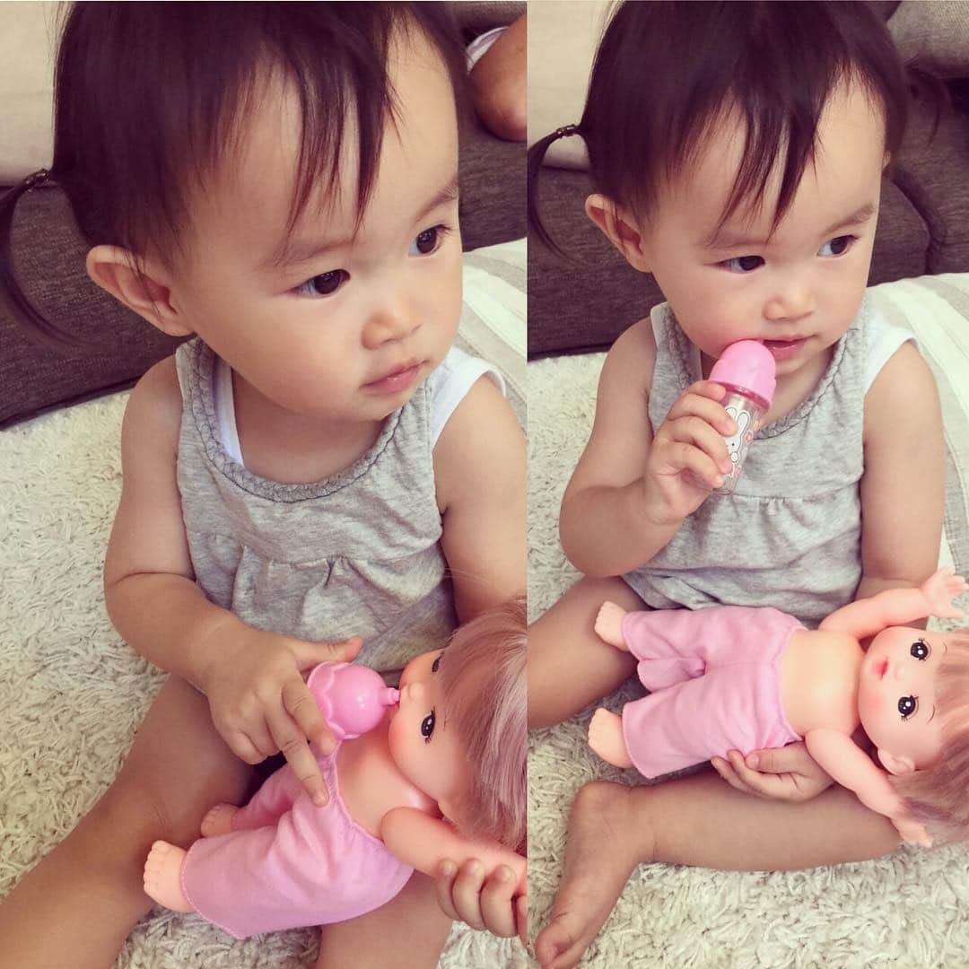 加織のインスタグラム：「お姉ちゃんになる練習でmilkあげてるのに、たまに自分で飲んじゃう愛するおてんばムスメ👧🏻ww  早く逢いたいなぁ❣❣ #love #mydaughter #missyou」