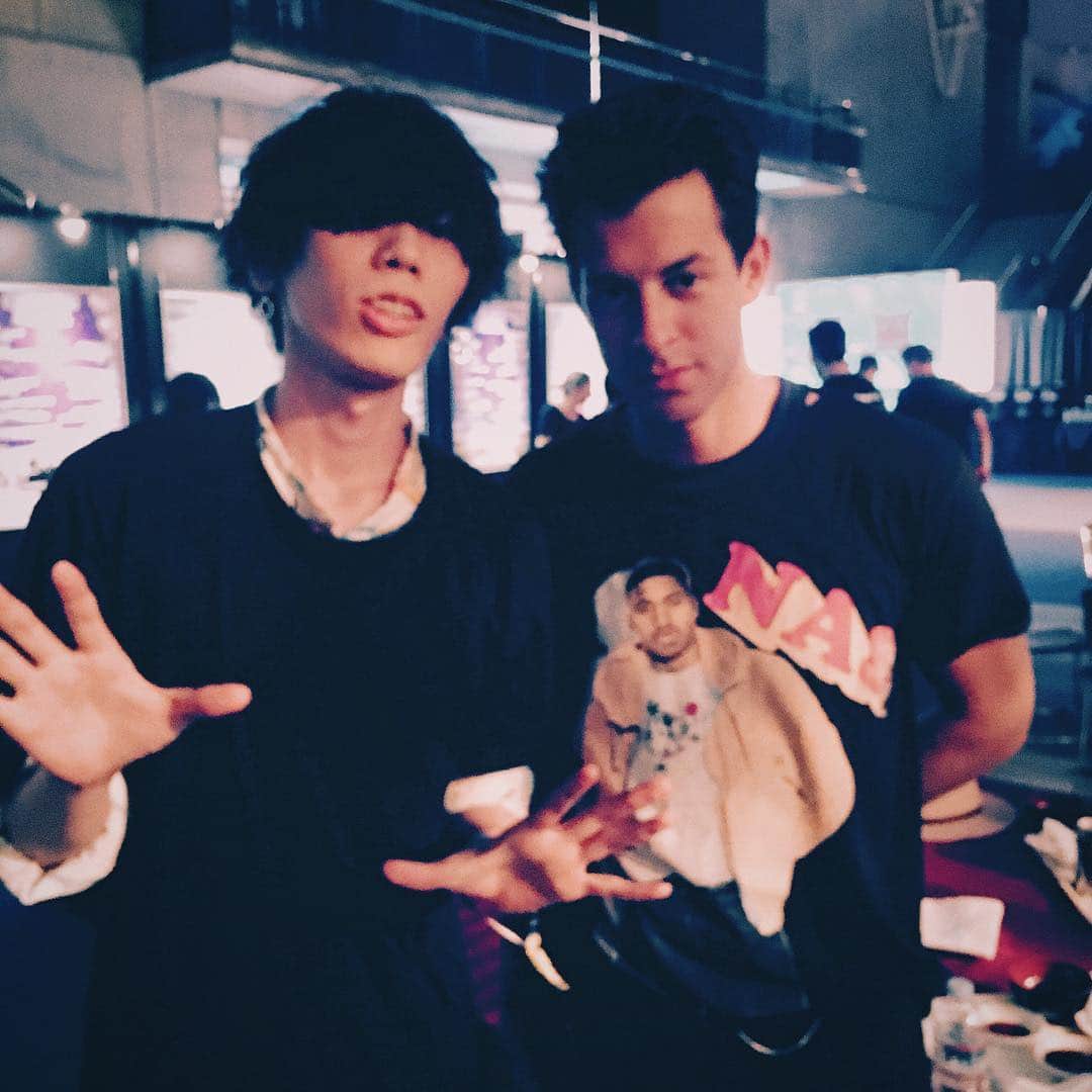 米津玄師のインスタグラム：「Mark Ronsonと。 photo by @hirohisanakano  #markronson」