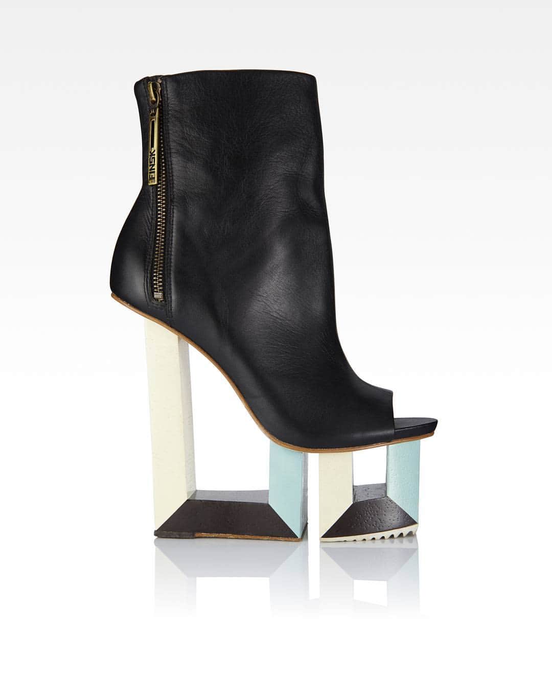 フィンスクのインスタグラム：「Project 12 in black leather #FINSKshoes #architectural #heels #shoeoftheday」