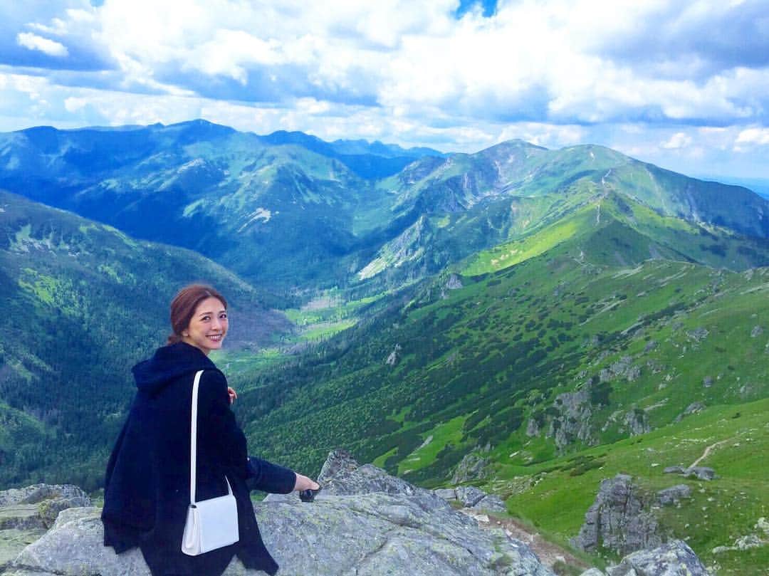 西山真以さんのインスタグラム写真 - (西山真以Instagram)「* Superb view!‼︎‼︎‼︎ . .  山頂からの素晴らしい景色 大自然と歴史溢れる、クラクフ、ザコパネの旅でした🌍 * * #poland  #zakopane  #tatramountains  #summit  #trip #amazingview #greatplace #旅サラダ #西山真以 #想定外のゴツゴツ山道にまさかのレペット #ロープウェイで行けるならスイスのユングフラヨッホの時のように歩くことがないのかと勝手な思い込み #この時こそあのマムート登山シューズが活かされるタイミングだった😮💦」8月23日 0時42分 - mai0830