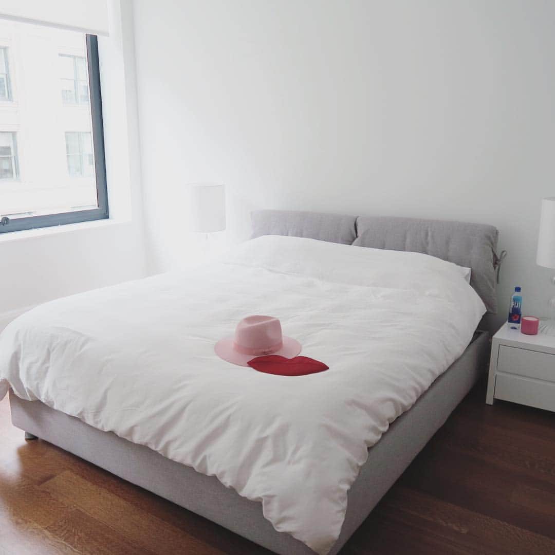 翁安芸さんのインスタグラム写真 - (翁安芸Instagram)「Happy to be home...💋💗 #newyork #bedroom #simple #clean #fijiwater #ニューヨーク #アートが必要 #ベッドルーム #nyc #newhome #momshome」8月23日 5時00分 - akinyc