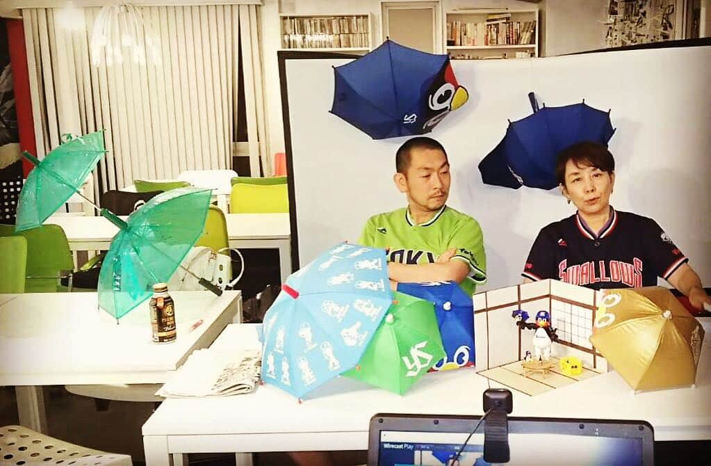 坂東亀三郎さんのインスタグラム写真 - (坂東亀三郎Instagram)「昨夜は【スワらしい時間】の29回目の放送でした。台風の影響なのか、岡田団長の悪戯なのか、日頃の行いが悪いのか…、トラブル続きで申し訳ありませんでした、今日中には編集済みの修正版がYouTubeにupされますのでストレスフリーでご覧になれますので是非に！(URLはTwitterにupしますね。) 今回はスワローズファンにとって何よりも大事な“傘”について話しをしました。 応援団発祥のファンが作った誇りある応援グッズ！誕生の理由やファンの熱く深い思いを受け止めて頂けましたでしょうか！後はキモキャラだけど好かれつつある変態仮面・トルクーヤ！ #swa_time #スワローズはいいぞ #神宮球場夕焼けコレクション2016 #スワらしい時間 #Swallows #傘 #トルクーヤ #歌舞伎 #音羽屋 #亀三郎 #坂東亀三郎 #歌舞伎役者 #KABUKI #otowayabando  #followme #instagood #YouTube  そろそろ髭面ともおさらばだな…。」8月23日 7時16分 - otowayabando