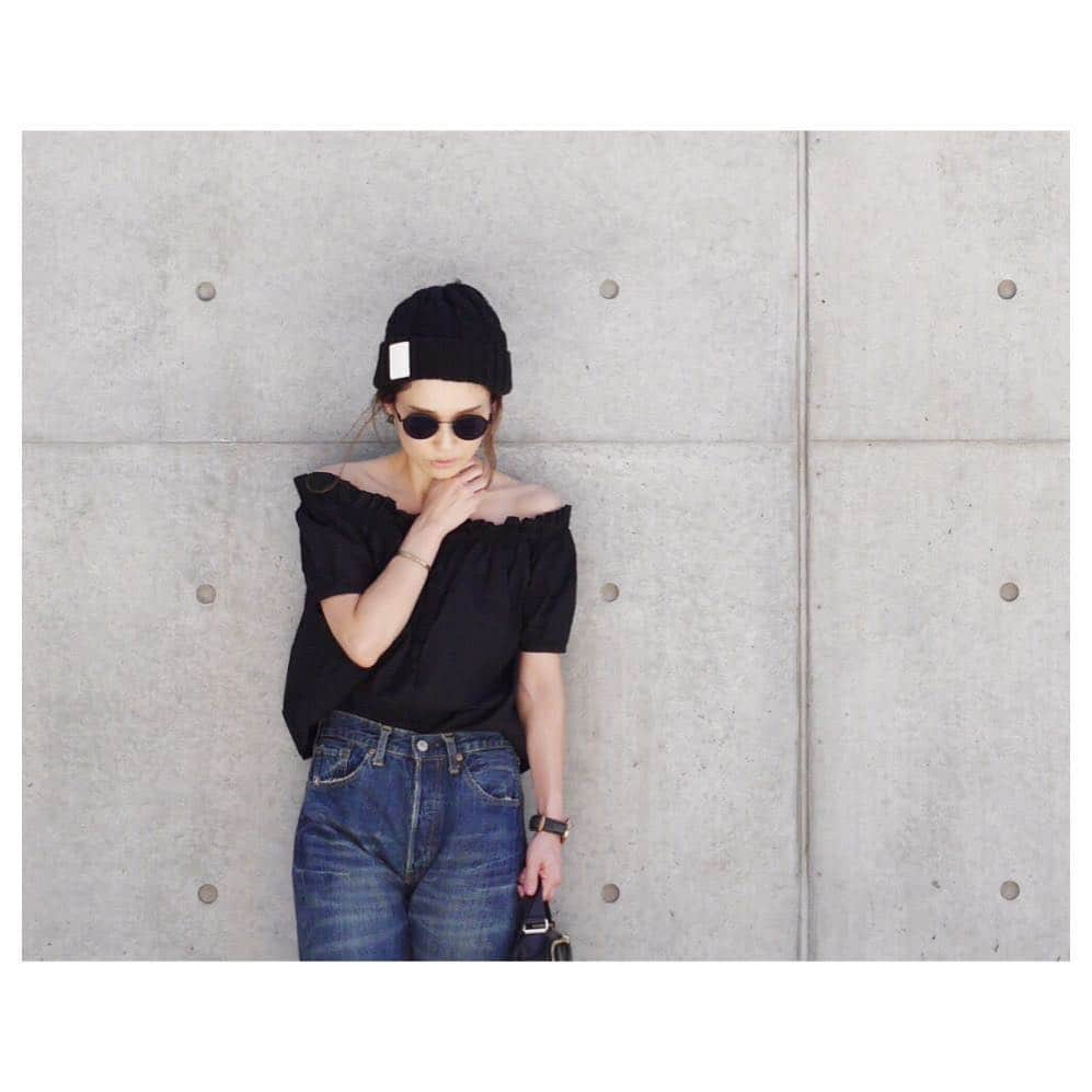 斎藤寛子さんのインスタグラム写真 - (斎藤寛子Instagram)「オフショルトップス×デニム♩. .  #coordinate #ootd #outfit #tops#SHES#denim#levis501xx #hat&sunglasses#fourthirty」8月23日 21時17分 - hiroko_1978