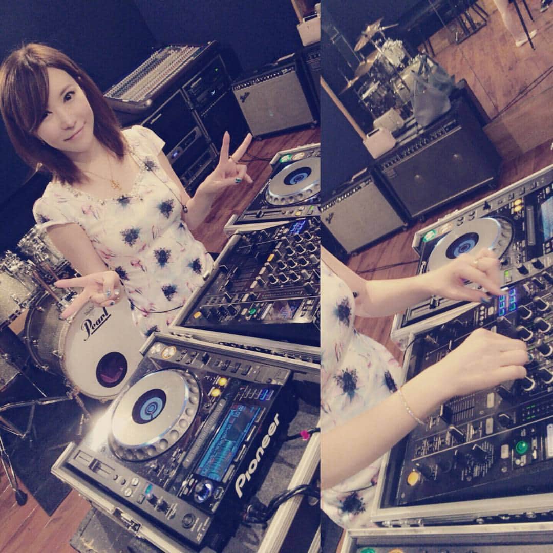 里美ゆりあのインスタグラム：「DJの練習してきた♪」