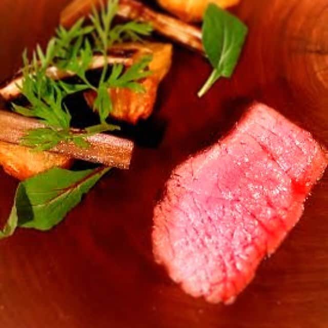 ニュージーランド牧草牛のインスタグラム：「代々木上原のオーガニックレストランでニュージーランド牧草牛をどうぞ。 オーナーシェフの伊藤雄士さんの「人の身体は食べた物でできている」という信念に基づき、より安全でより健康な食事が出来るレストランというコンセプトで料理を提供している「110Cento Dieci (チェントディエチ)」。 農薬や保存料、化学的な添加物、遺伝子組み換えの飼料等を使わずに育てられた、安全で生命力豊かなオーガニック素材を使っています。イタリアンベースのコース料理は、血糖値の急激な上昇を抑え、食事をした翌日から体調が向上するような料理の構成になっています。 栄養科学博士でアンチエイジング・スペシャリストのオーガスト・ハーゲスハイマーさんもおすすめのお店です。  チェントディエチ　ウェブサイト http://www.110yoyogiuehara.tokyo/ メニューはこちら。 http://www.110yoyogiuehara.tokyo/info.html  #ニュージーランド牧草牛#牧草牛#グラスフェッドビーフ#ビーフ#牛肉#赤身肉#ステーキ#レストラン＃オーガニック#オーガニックレストラン#イタリアン#イタリアンレストラン#代々木上原#渋谷#東京#ニュージーランド」