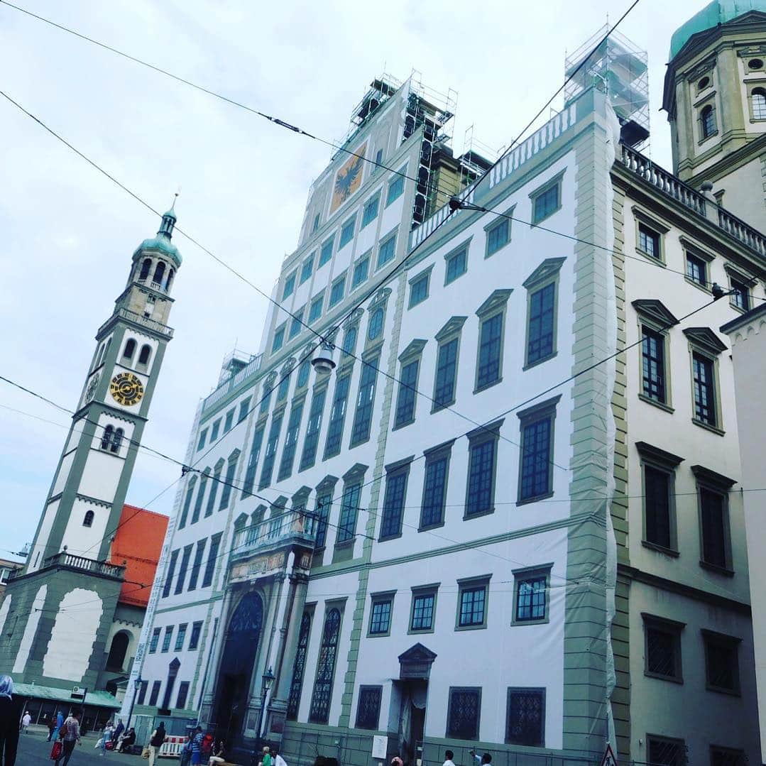 宇佐美蘭さんのインスタグラム写真 - (宇佐美蘭Instagram)「アウグスブルクの市庁舎🐰外観は工事中の為、カバーがかけられていました👷ドイツの歴史ある建造物は、工事中なものが多いです。古いものを遺していくには、修復工事が欠かせないのですね😊✨ #アウグスブルク #ドイツ #市庁舎  #Augsburg #rathaus  #deutch」8月23日 17時12分 - usamiran_official