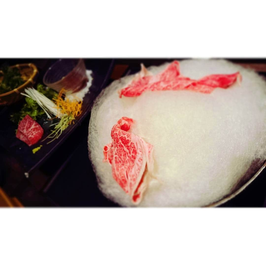 CHIHAさんのインスタグラム写真 - (CHIHAInstagram)「銀座にわたあめのすき焼きを食べに行ってきた（´ 3｀)❤ わたあめ一瞬で溶けてった。 本当一瞬で溶けて普通のすき焼き(笑) 1番量の多いコース料理を1.5人分食べた。 やっぱり私の今まで食べた中のすき焼きno1は福岡の"ちんや"。 食べに行きたい。 福岡行きたい。  #わたあめ #わたあめすき焼き #すき焼き #甘党 #見せ方って大事 #PR方法 #やられた #もぅ惑わされない #デブ活 #今月半分以上チートday  #とまらない欲求 #三大欲求  #朝からお饅頭 #桐葉菓 #大好物 #アジアンクラブ の #チョコレート #なんということでしょう #とまらない食欲 #デブ #ブス #🐷 #お腹苦しすぎてパンツがきつい #着替えに帰宅したのはここだけの話 #先週までパンツゆるかったのに #先週お腹だして歌舞伎町歩いてたのに #腹筋うまった #背中におっぱい #明日からスパルタ #身体戻るまでひきこもりたい」8月23日 20時02分 - chiha6170