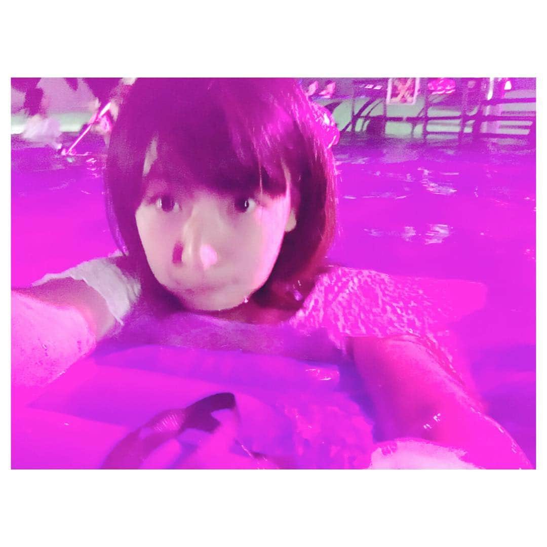 稲富菜穂さんのインスタグラム写真 - (稲富菜穂Instagram)「おピンクな私。 . #大阪城ウォーターパーク #ナイトプール #ピンク #PINK #おピンク #まっピンク #ピンクの世界ってこんな感じかなぁ #めるへんちっく #ちかちかした」8月24日 0時27分 - inatomi74
