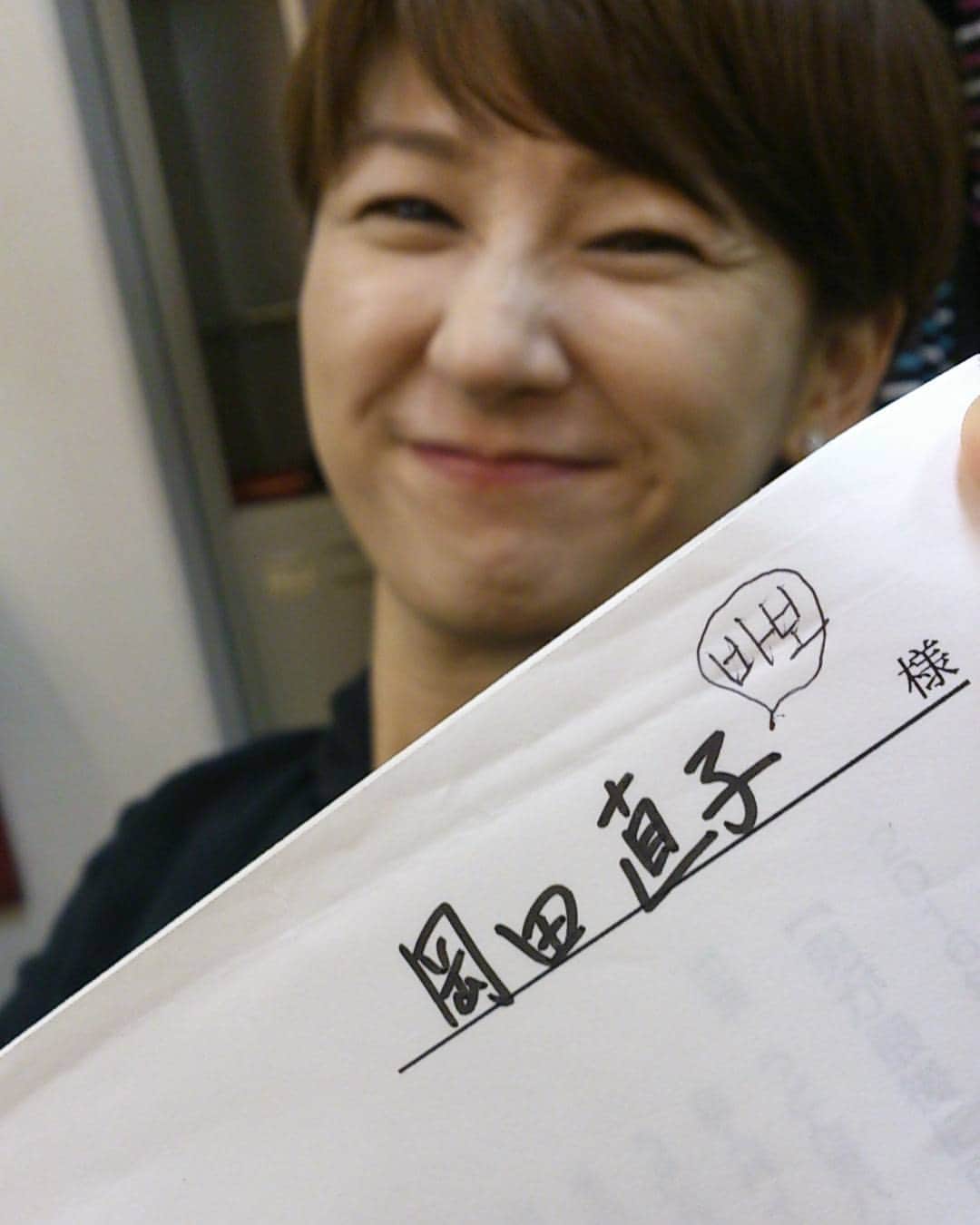 岡田直子のインスタグラム：「ちょっと前の写真……靖子姉さんに勝手にイタズラ書きされた(-_-;) ハングルで書いてるからなんて読むかわからんけど悪口って事だけはわかる(笑)！！！！ #高橋靖子 姉さん #黒靖子 #すぐ人の台本にイタズラ書きしてきよる #前は私の似顔絵書いてた #それでも大好きだバカヤロー #イタズラしてる時が一番良い顔してる」