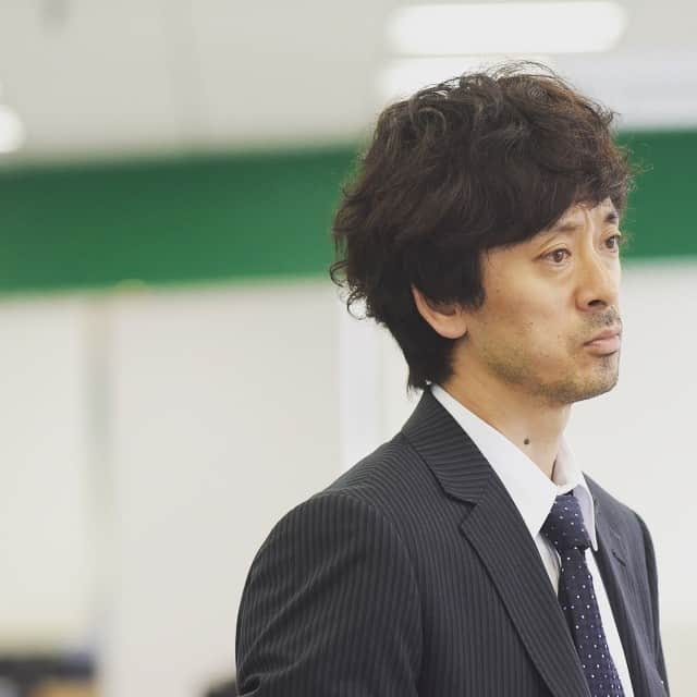 のインスタグラム：「遠く、真実を見つめる立川。時に激しいが、優しくチームに愛を持って向き合う。 あるエピソードでは、アクションシーンも？！#WOWOW #コールドケース #滝藤賢一 #優しい #激しい #愛 #視線 #見つめる」
