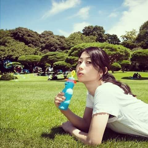 肘井美佳さんのインスタグラム写真 - (肘井美佳Instagram)「Bubbles in the huge park!  友達の子供達と遊んだらくたくたに…  #bubbles #kids #体力の限界」8月24日 11時18分 - mikahijii