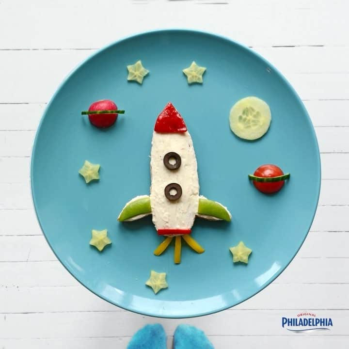 Ida Froskのインスタグラム：「You Rocket My World! 🚀 #ad #creamcheese #bread #bellpepper #tomatoes #cucumber #PhiladelhiaDeutschland #foodart」