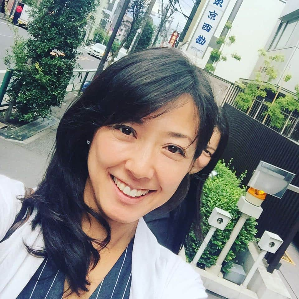 内藤聡子のインスタグラム：「後ろの貞子状態の方は…本当の相方、若林さん。スッピンだからと、隠れましたw #若林史江」