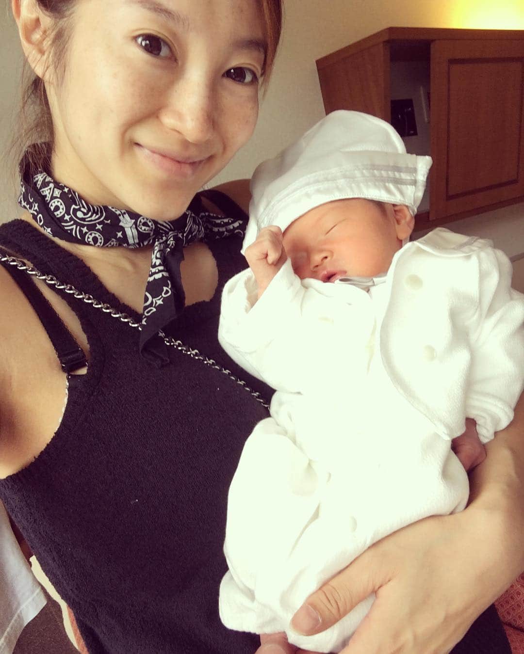 加織のインスタグラム：「本日無事退院❣ 身体の回復も順調でbabyもとっても元気です👶🏻相変わらず山王病院は高級ホテル並みのクオリティで、最高に居心地がよかったですwwさて！沢山甘えさせてもらったから、激動の毎日がんばるぞーっと！👊🏻❣ #普通の洋服が着れる喜び #退院着に選んだのは #salonbypeachJohn #でもスッピンw #山王病院 #ありがとう」