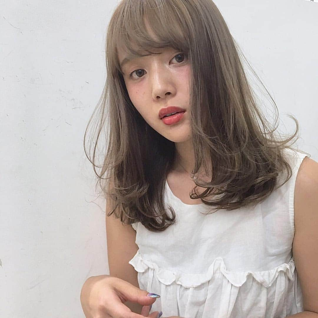 目見田早弥子さんのインスタグラム写真 - (目見田早弥子Instagram)「Ryoさんにカラーとトリートメントしてもらったよ♡ * トーンダウンさせずに赤みを消したシルキーグレージュにしてもらいました💭💫💭💫 * 今回もめっちゃお気に入り☺️💓 * ちなみにブリーチは２回してます！🌟 * * * #wille #ヴィレ #shibuya #harajuku #haircolor #グレージュ」8月24日 22時40分 - sayako_memida