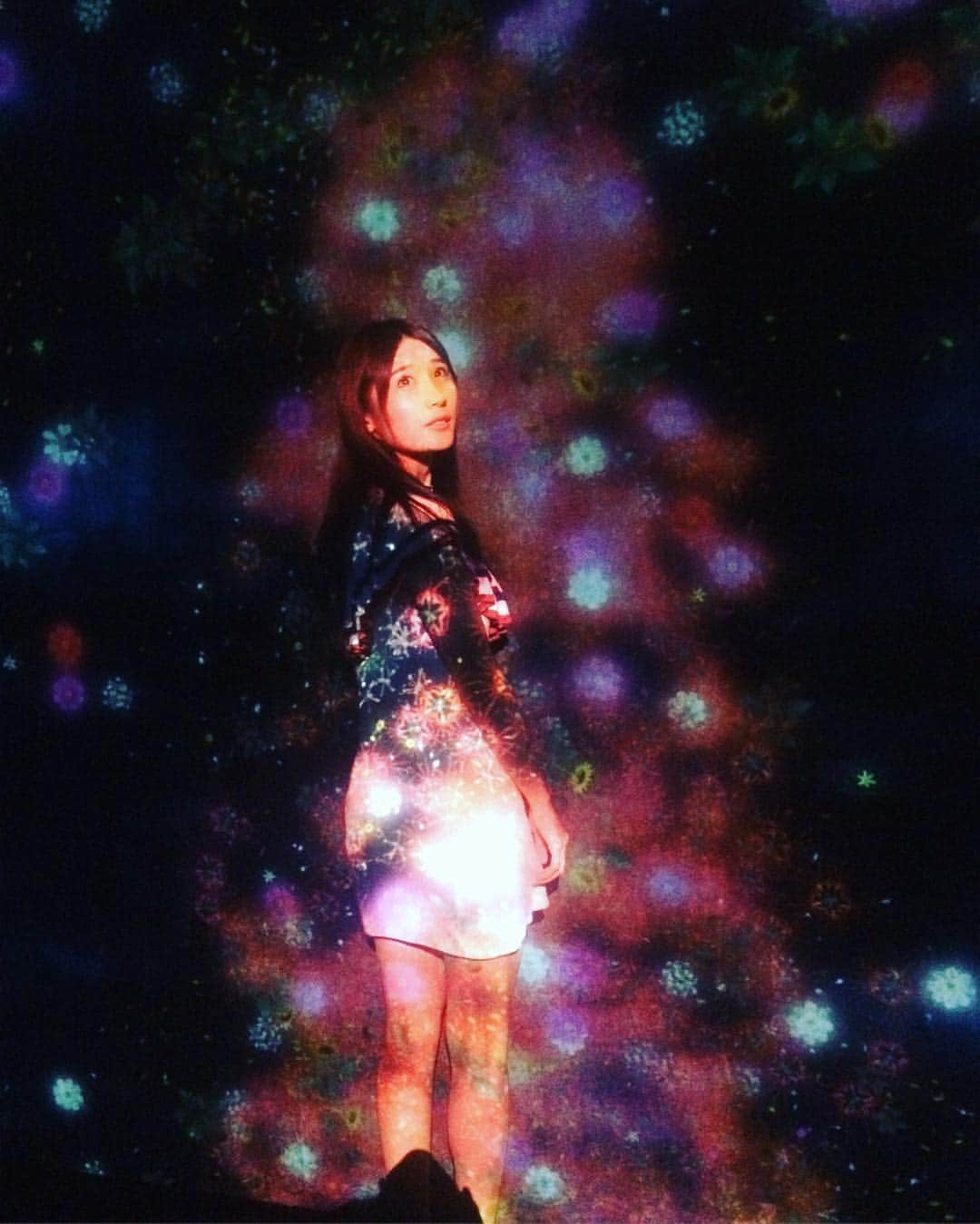 小原春香のインスタグラム：「お花包まれる💕  #チームラボ #teamlab #光 #体験型アート #花と人一体感 #未来の遊園地 #アイランド踊る #美術館  #広島 #hirosima」