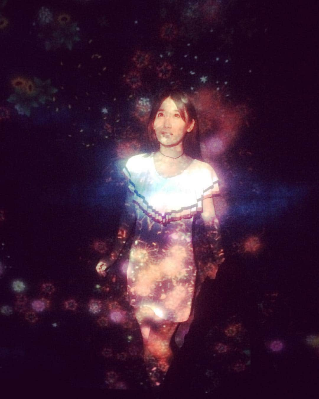 小原春香さんのインスタグラム写真 - (小原春香Instagram)「光の芸術 包まれてる 💕  #teamlab  #hirosima  #美術館  #広島  #date #アイランド踊る  #未来の遊園地  #チームラボ #光 #芸術家 #芸術 #花と人 #包まれたい」8月24日 23時51分 - runrunrun0412koharun