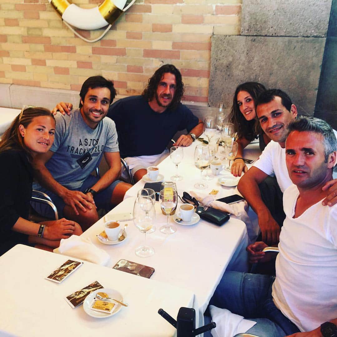 カルレス・プジョルさんのインスタグラム写真 - (カルレス・プジョルInstagram)「Se acabaron las vacaciones, pero siempre hay tiempo para comer con los amigos 🔝」8月25日 0時33分 - carles5puyol