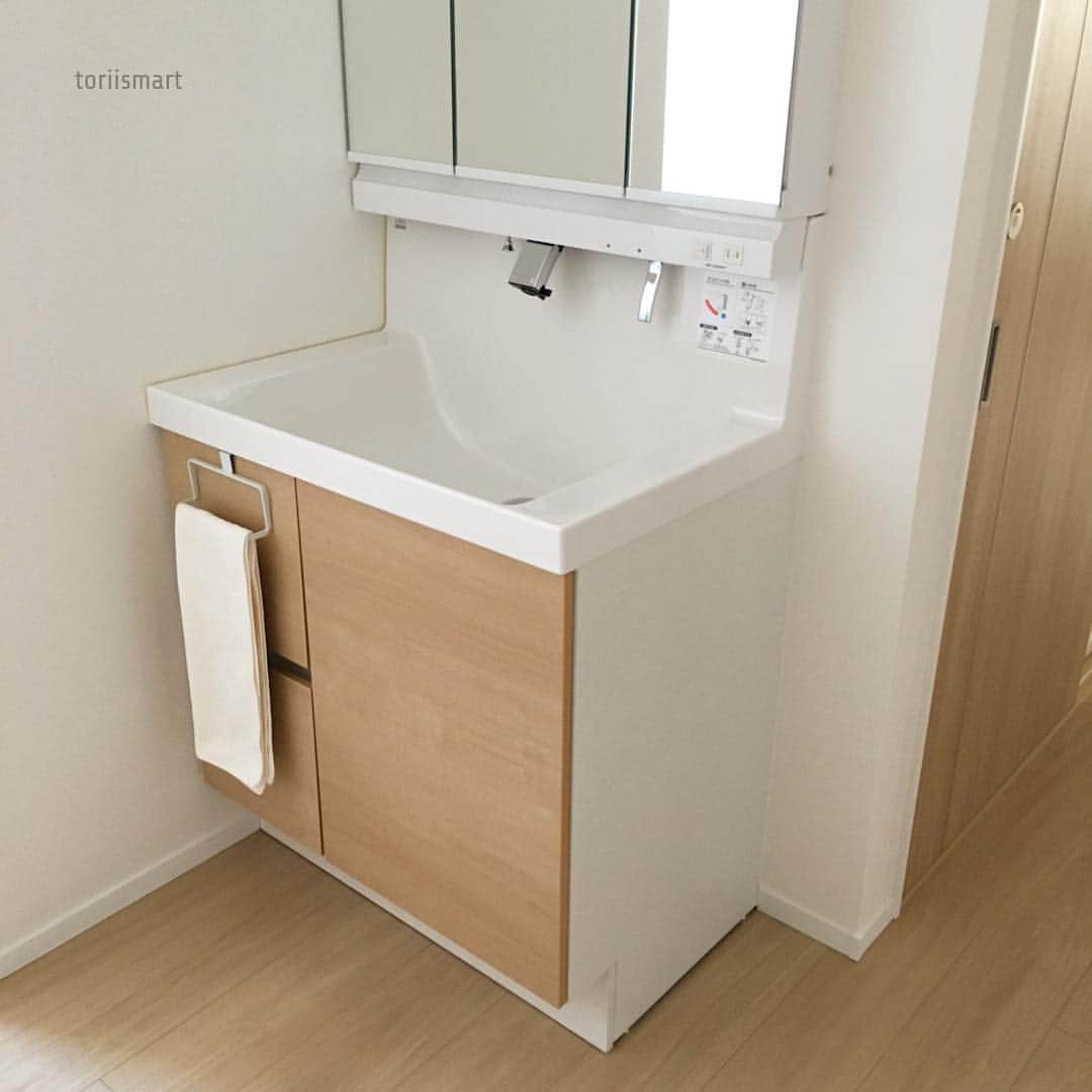 toriismartさんのインスタグラム写真 - (toriismartInstagram)「2階のセカンド洗面台です(･∀･) LIXILのエルシィ Mセレクションというものです。 ． 家族で朝の支度の時間が重なると、すごく混雑しますよね😣 実家ではそれがすごくストレスだったので、将来家族が増えても大丈夫なように、2階にも洗面台をつけてみました。 ． エスタもオシャレで良いのですが、やはり鏡裏収納があった方が便利かなと思い、これにしました😃 でもエスタにして、気に入ったフレームの鏡にするのも良いなぁと思います😊 ． 本当は1階の洗面台を2ボウルにしたかったのですが、一条工務店だとそれができないということで…。 ． #今のところほとんど使ってません #将来用だしね #一条工務店 #洗面台 #セカンド洗面台 #リクシル #lixil #クリエペール #エルシィ」8月25日 11時37分 - toriismart