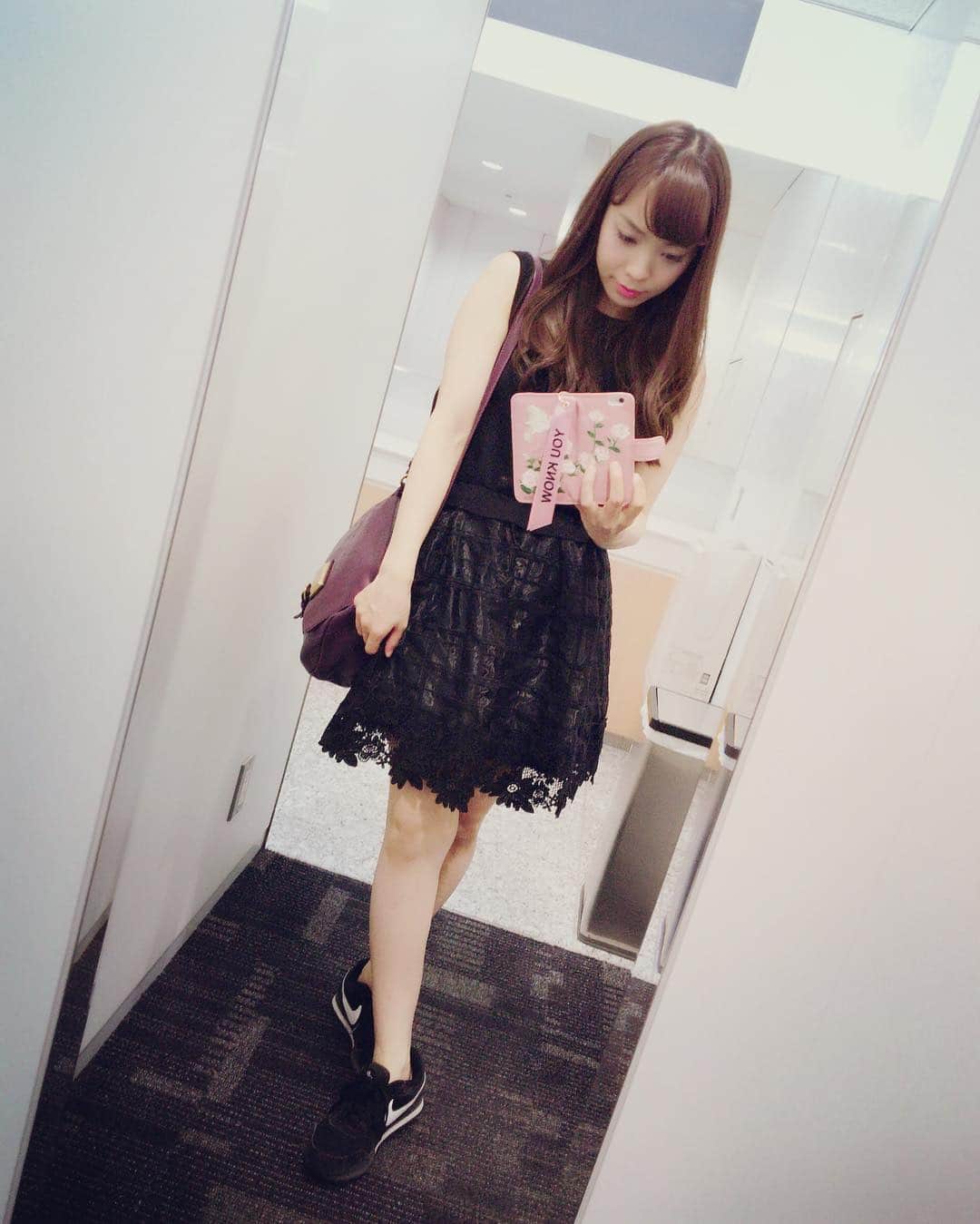 杜このみのインスタグラム：「Today's code☺︎♡ one piece☆Rirandture bag☆MarcJacobs shoes☆nike #今日のコーデ #大人カジュアル #差し色 #黒コーデ #rirandture #marcjacobs #nike#コーデ」