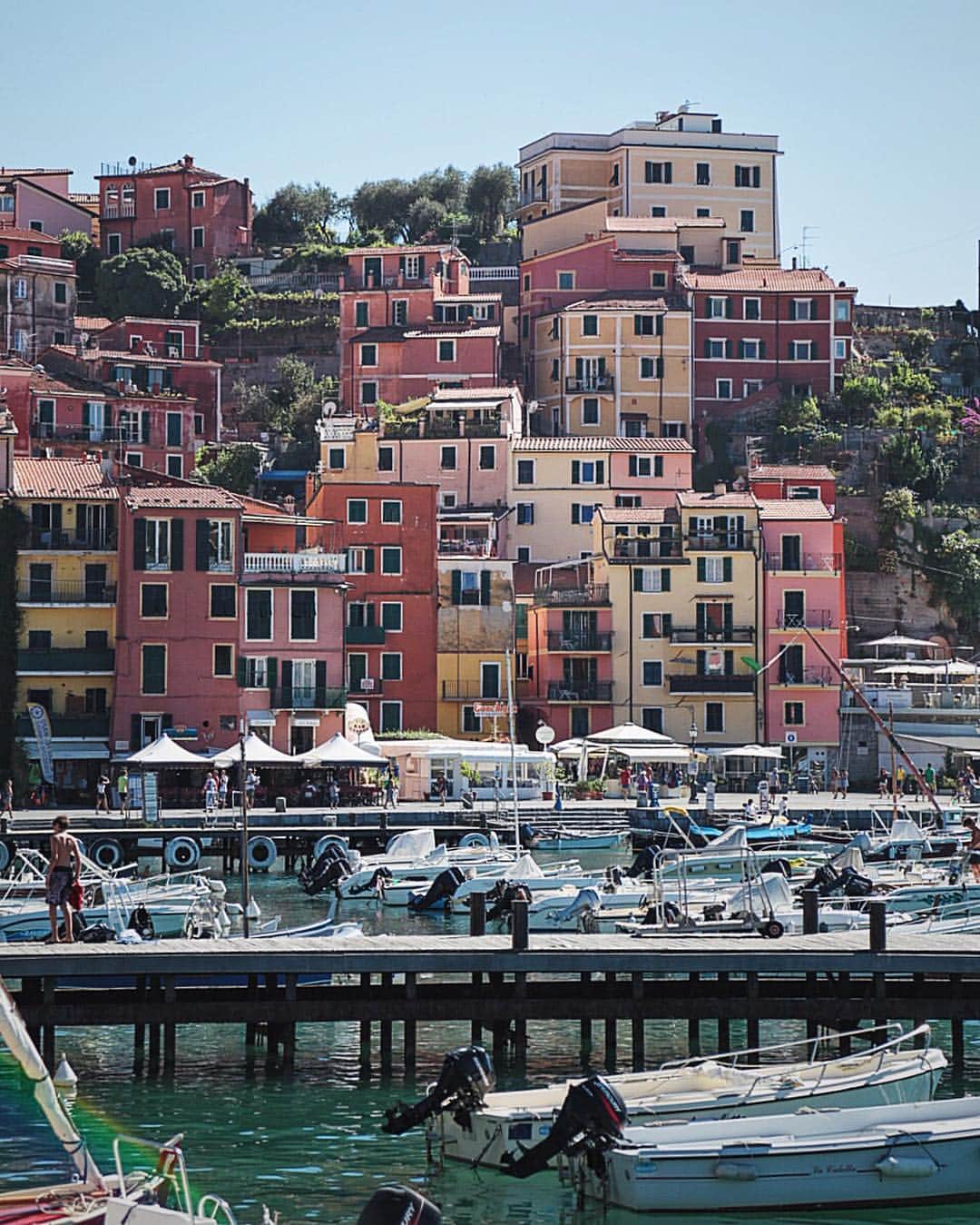 アイモリチリィのインスタグラム：「#lerici #italia #italy #liguria #liguriansea #ig_italia #ig_liguria #volgoliguria #volgoitalia #shootingcolors #vsco #canon_photos #igersoftheday #photooftheday #loveit #Loves_United_Life #sunny #piazzetta #marina」