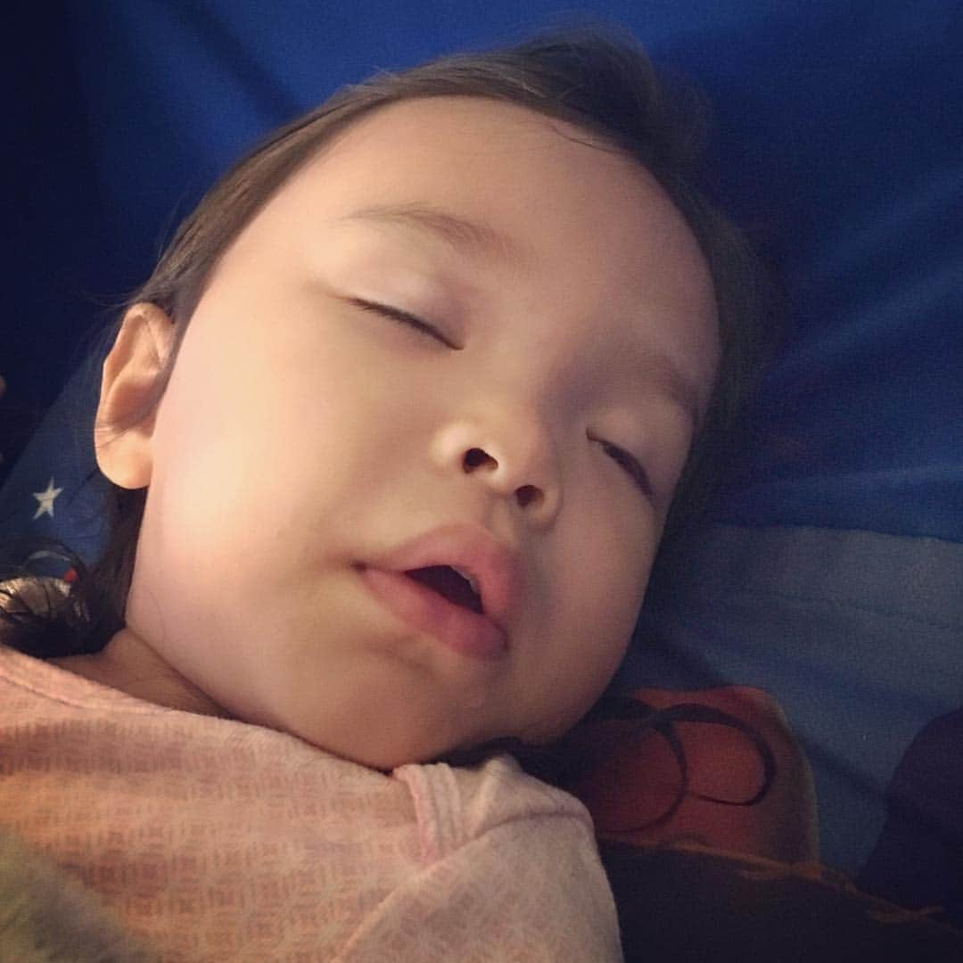 バイリンガル3兄妹さんのインスタグラム写真 バイリンガル3兄妹instagram 今日は朝起きたのが遅かったので そのままお昼寝なしで1日遊び ご飯お風呂を済ませて7時に就寝 朝まで寝ますように 安定の寝顔ブサイク なんでなんだろう はなち もうすぐ2