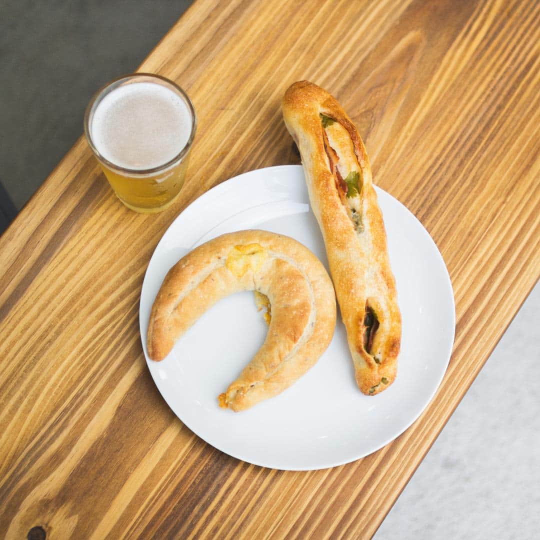 Food & Design Post のインスタグラム：「#パン屋 #クラフトビール #松陰神社前」