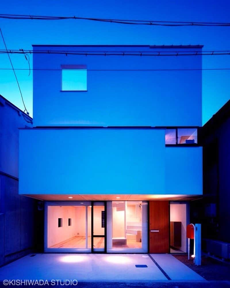 岸和田スタジオのインスタグラム：「. 感性をカタチにするということ . 建築家のつくる物語と、 あなた自身の物語が重なる時、 住まいが脈動し始める。 . 施工：岸和田スタジオ 建築家：岸本　貴信 撮影：富田　英次 . 詳しくは...@kishiwada_studio .  #岸和田スタジオ#kishiwadastudio#建築家#家#住宅#デザイン#アーキテクト#建築#設計#フォト#外観#個性的な家#住宅#デザイン住宅#建築家と建てる家#住まい#夜景#青空#空#光と風#採光#JAPANESEHOUSE #photogram#house#design#architect#architecture#life#cool#instagood」
