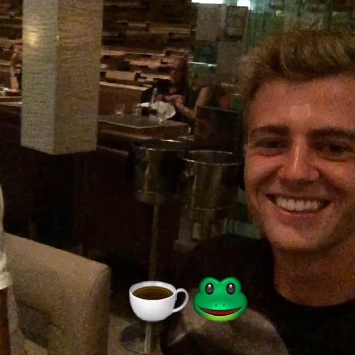 パトリック・バンフォードのインスタグラム：「Dinner with my lil bro 👌🏼😎🍤🍖🍽 @delealli36」