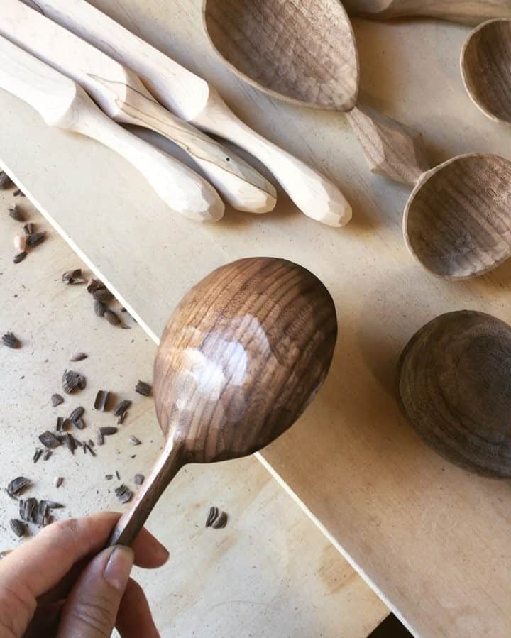 Ariele Alaskoのインスタグラム：「shiny carved facets on the back of a walnut spoon 💎」