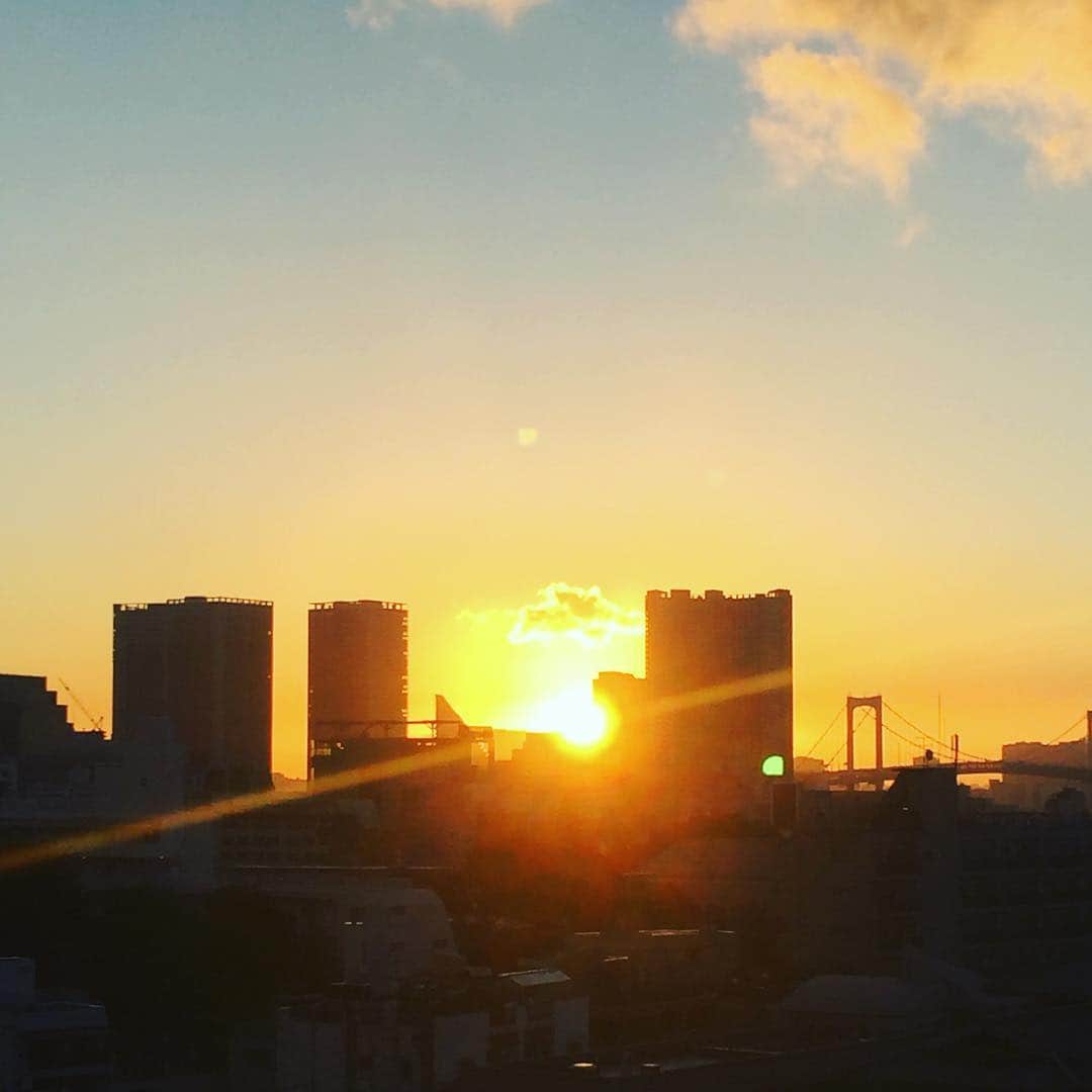 ISSA さんのインスタグラム写真 - (ISSA Instagram)「Good morning DPC‼️ 🌞🌞🌞🌞🌞🌞🌞 #issa  #dapump  #sunrise #brandnewday」8月26日 5時26分 - issa_hentona